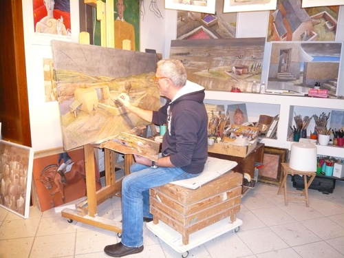 Carlo Ravaioli nel suo atelier