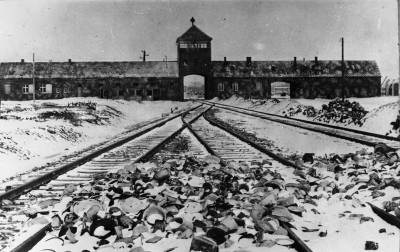 Bundesarchiv_B_285_Bild-04413,_KZ_Auschwitz,_Einfahrt_copy_400x252